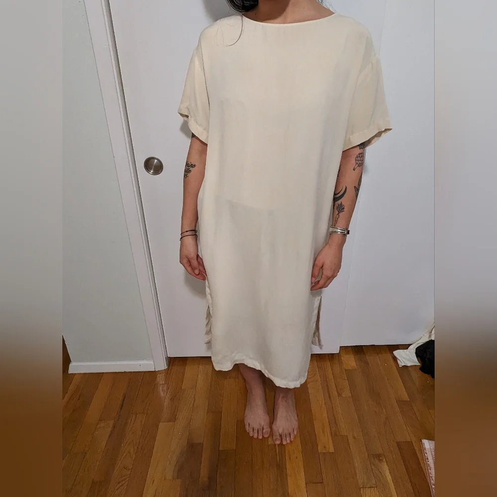 Aritzia Babaton 100% Silk Minimalist Crew Neck Midi Dress Slit Cream Medium Mode - Picture 2 of 7